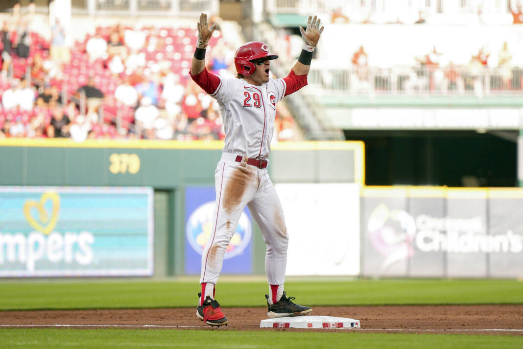 Joey Votto homers for Cincinnati in his first game of the 2023 season